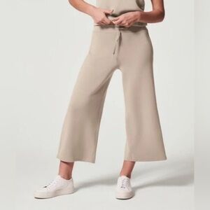 Spanx AirEssentials High-rise Cropped Wide Leg Pants
Size XL